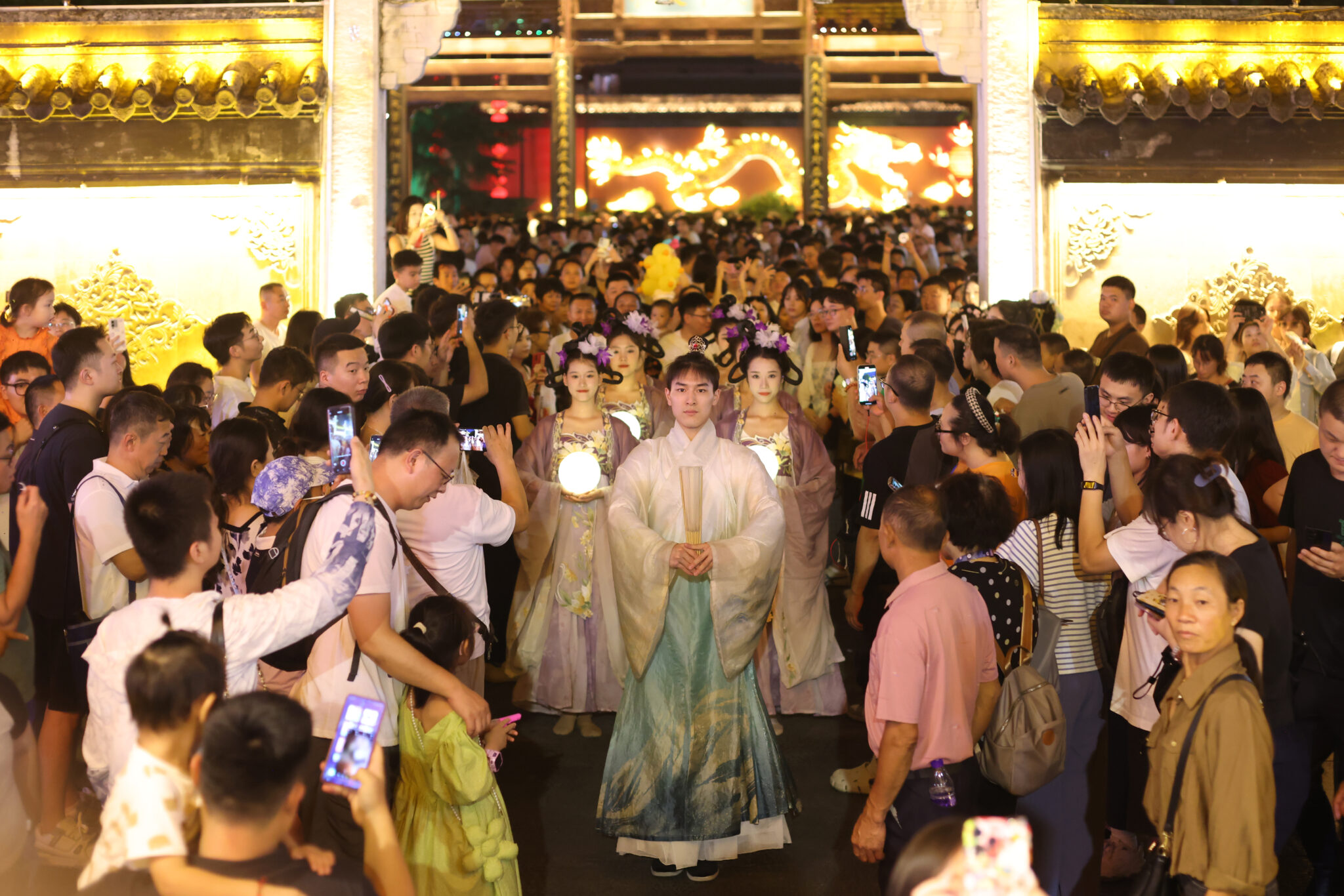 中國中秋假跨區域 流動量超6.29億人次 – 新華澳報